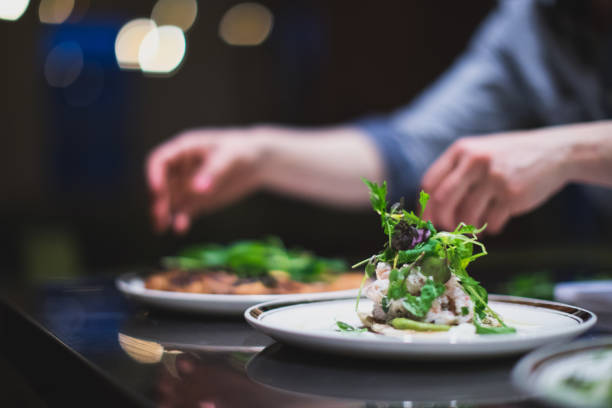 레스토랑 주방에서 많은 접시를 준비 하 고 요리. 음식입니다. 요리사 - gourmet 뉴스 사진 이미지