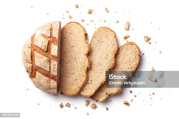 Geschnittenes Brot Isoliert Auf Weißem Hintergrund Brotscheiben Und Krümel Von Oben Betrachtet Ansicht Von Oben Stockfoto und mehr Bilder von Brotsorte