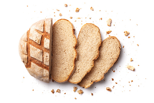 Pan de molde aislado sobre fondo blanco. Rebanadas de pan y migas vistas desde arriba. Vista superior photo