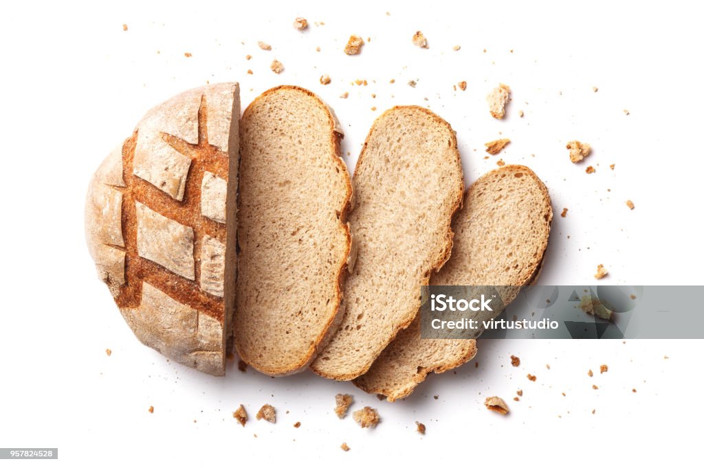 Pane affettato isolato su sfondo bianco. Fette di pane e briciole viste dall'alto. Visualizzazione dall'alto - Foto stock royalty-free di Pane