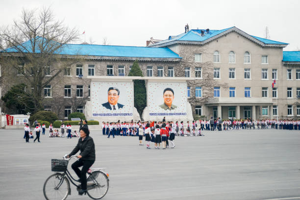 estudiantes en la escuela en kaesong, corea del norte - kim jong il fotografías e imágenes de stock