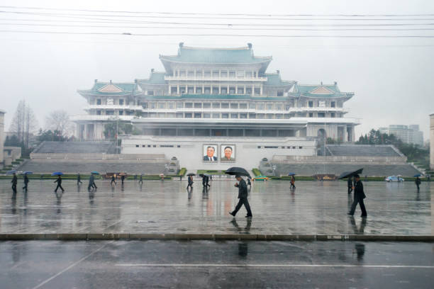 lloviendo en kim il sung plaza, pyongyang, corea del norte - kim jong il fotografías e imágenes de stock