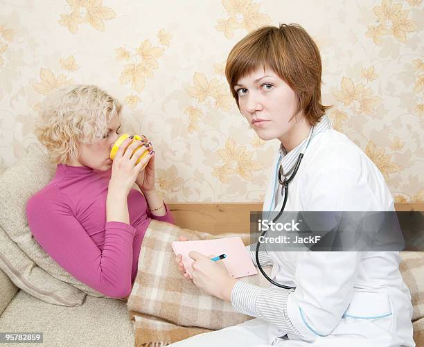 의사와 환자 2명에 대한 스톡 사진 및 기타 이미지 - 2명, 가정의 방, 감기와 독감