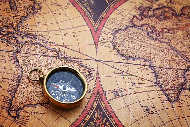 bússola no mapa do mundo antigo - compass direction antique guidance imagens e fotografias de stock