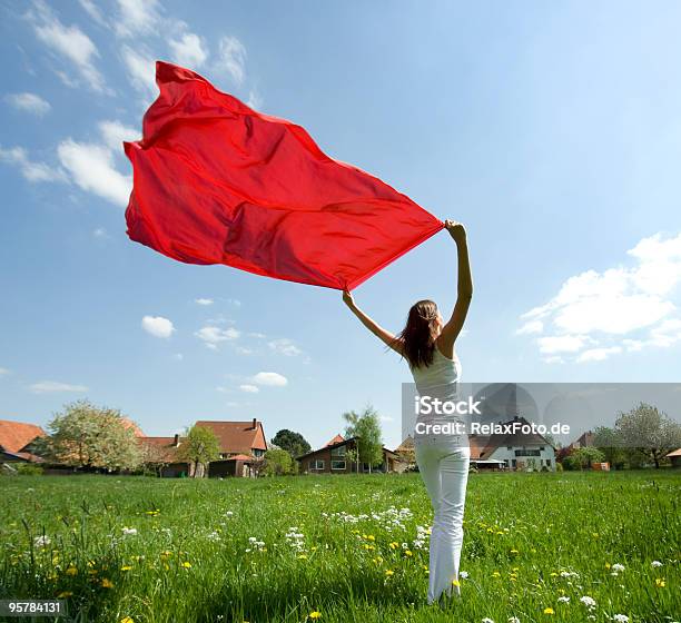 Frau In Wiese Holding Roten Schal In Den Wind Xl Stockfoto und mehr Bilder von Aktiver Lebensstil - Aktiver Lebensstil, Arme hoch, Eine Frau allein