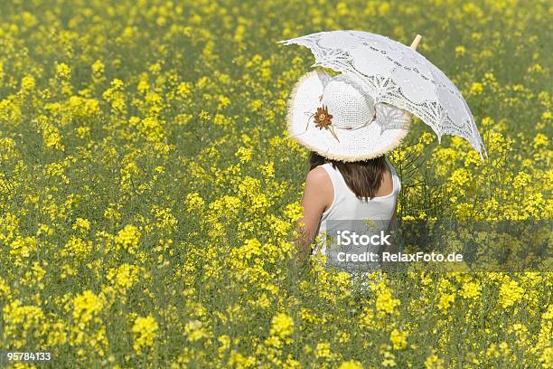 Widok Z Tyłu Dziewczyna Z Biały Parasolka Przeciwsłoneczna W Canola Pole - zdjęcia stockowe i więcej obrazów Aspiracje