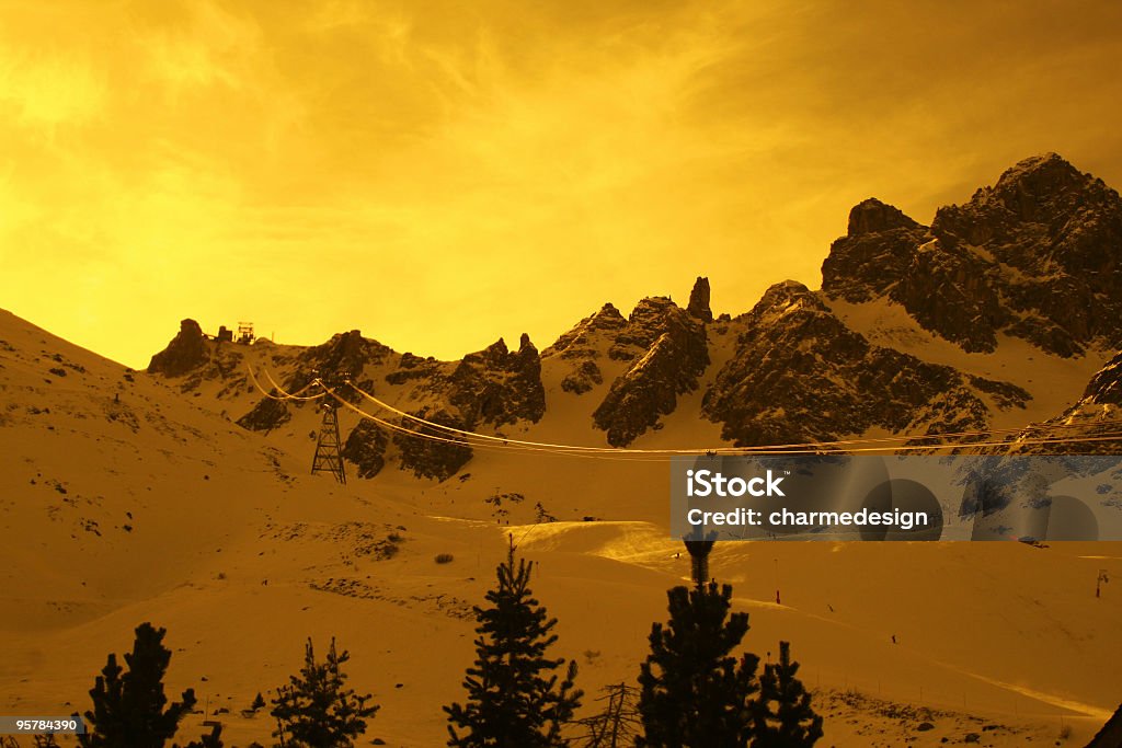 Filtro mountainscape amarillo - Foto de stock de Coche de teleférico libre de derechos