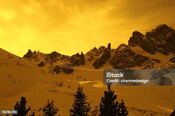Filtro Mountainscape Amarillo Foto de stock y más banco de imágenes de Coche de teleférico - Coche de teleférico, Courchevel, Alpes Europeos