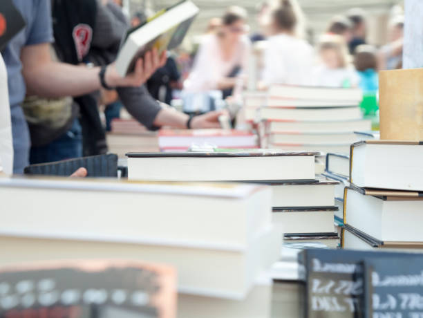 istock Street bookstore 957849994