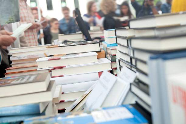 Street bookstore Street bookstores in Barcelona by sant jordi's days book display stock pictures, royalty-free photos & images