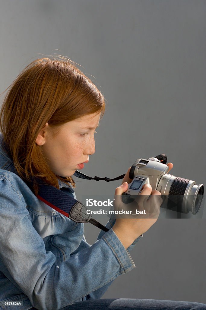 Dziewczyna z stary SLR aparat zdjęcia - Zbiór zdjęć royalty-free (Amator)