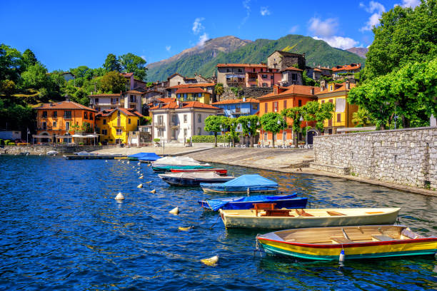 mergozzo antiga da cidade, lago maggiore, itália - marina lake nautical vessel water - fotografias e filmes do acervo