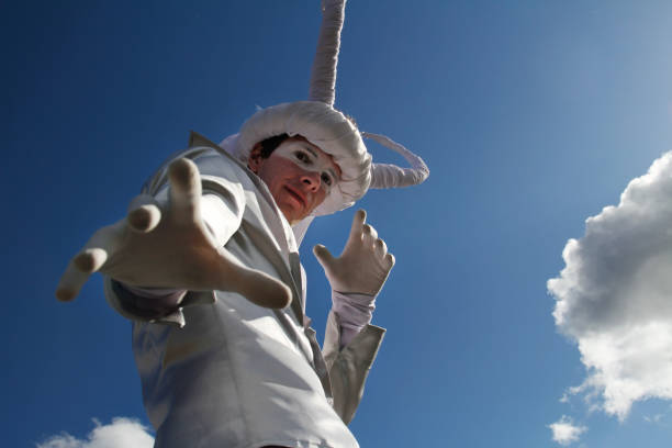 portrait de l’acteur de rue avec des cornes sur pilotis au festival « inspiration » dans le parc vdnh à moscou - vdnh photos et images de collection