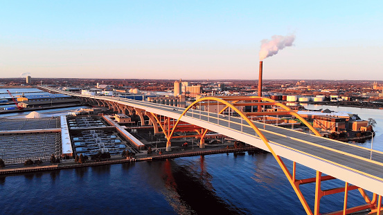 Vista aérea de la ciudad. Paisaje industrial urbano. Milwaukee, Wisconsin, Estados Unidos.  Contaminación industrial, las emisiones de photo