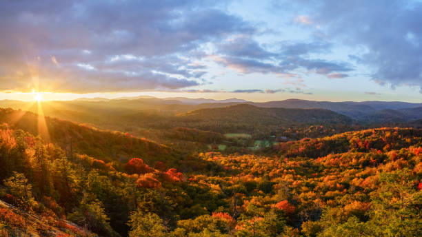 istock Autumn Sunset on the Blue Ridge Parkway from Flat Rock Overlook 957864424