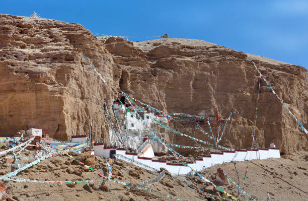 ancien monastère de bon gurugyam dans le royaume de guge, western tibet, chine - bonpo photos et images de collection