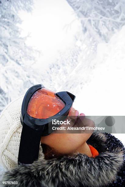 Retrato De Una Mujer En Esquí Foto de stock y más banco de imágenes de Adulto - Adulto, Adulto joven, Alegre