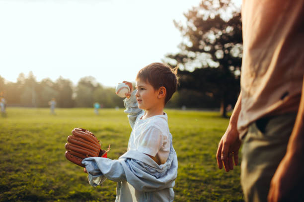 ojciec i syn grają złapać w polu - softball softball player playing ball zdjęcia i obrazy z banku zdjęć