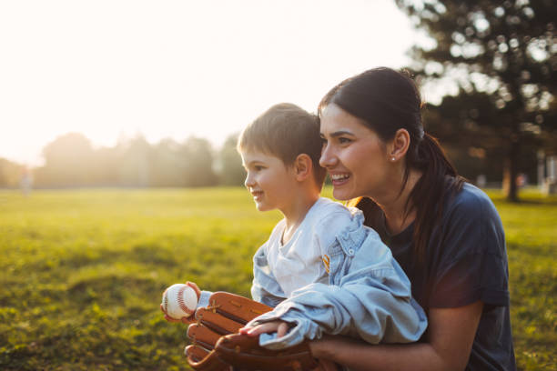 softball gra z moją mamą - baseball baseballs child people zdjęcia i obrazy z banku zdjęć