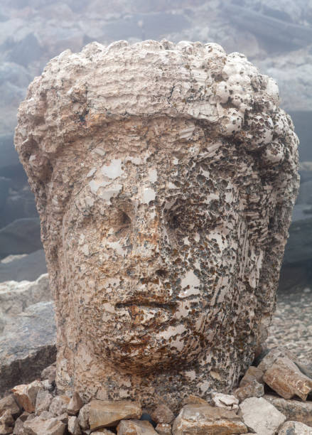 土耳其 nemrut 山頂上的女神雕像 - tyche 個照片及圖片檔