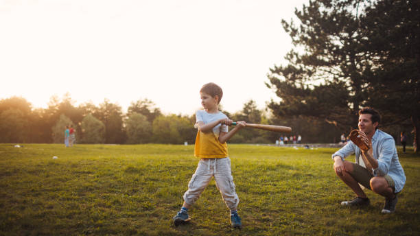 se faire des passes - baseball hitting baseball player child photos et images de collection