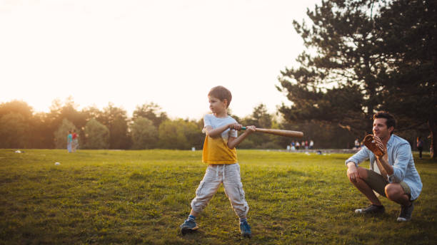 gioco di catch - playing catch foto e immagini stock