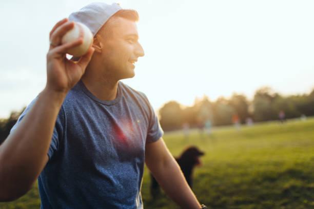 gioco di softball casual all'aperto - baseball player baseball men softball foto e immagini stock