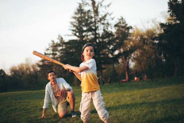 pouca prática de liga com meu pai - boys playing baseball - fotografias e filmes do acervo