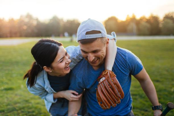 festeggiare dopo una partita di softball casuale - softball baseball glove sports equipment outdoors foto e immagini stock