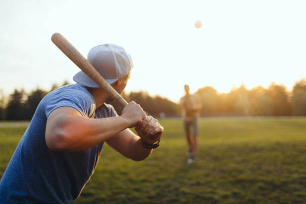 gioco di softball - baseball player baseball men softball foto e immagini stock