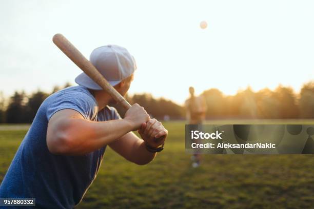 ソフトボールゲーム - スポーツ ソフトボールのストックフォトや画像を多数ご用意 - スポーツ ソフトボール, 野球, 野球ボール