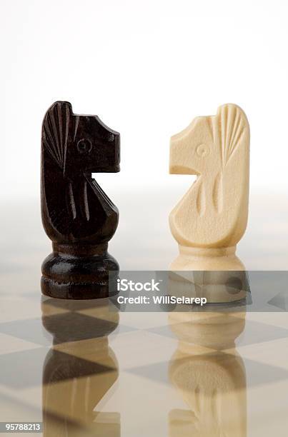 Zwei Schach Pferde Stockfoto und mehr Bilder von Farbbild - Farbbild, Farbiger Hintergrund, Fotografie