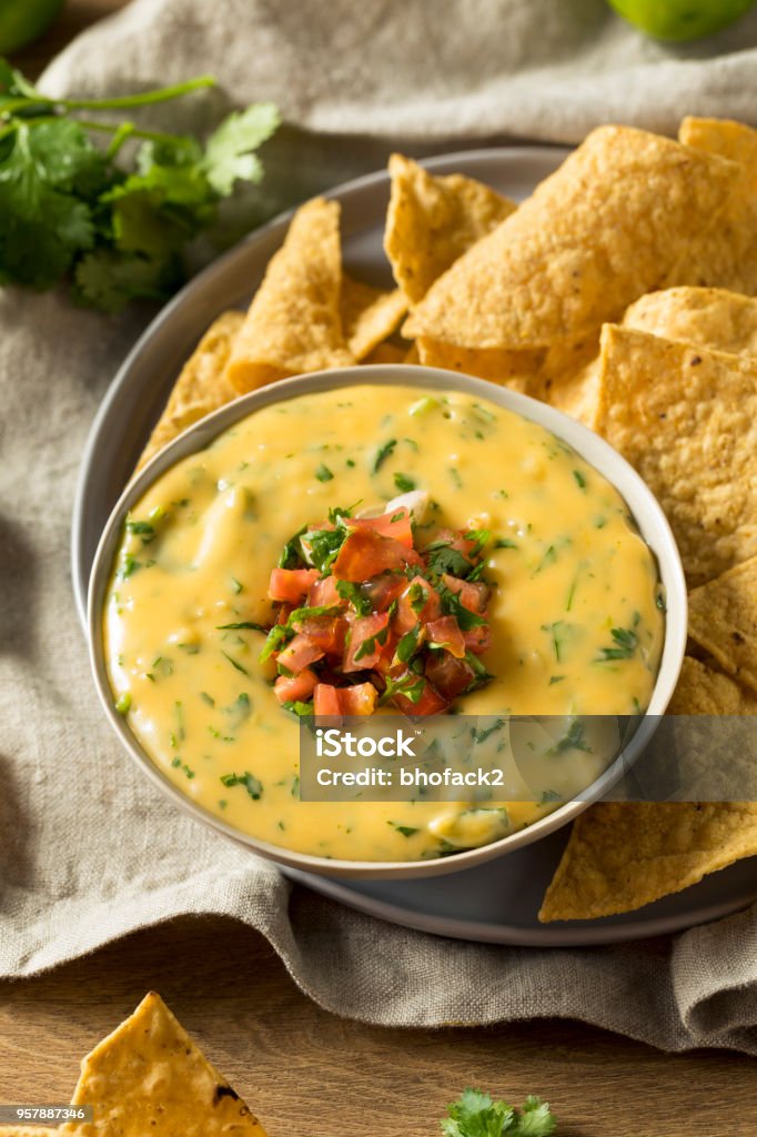 Picante caseiro Cheesey Queso Dip - Foto de stock de Chile Con Queso royalty-free