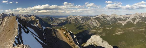 봄 날에 카 나라 산 봉우리와 앨버타 작은 언덕 넓은 파노라마 풍경 - southern alberta 뉴스 사진 이미지