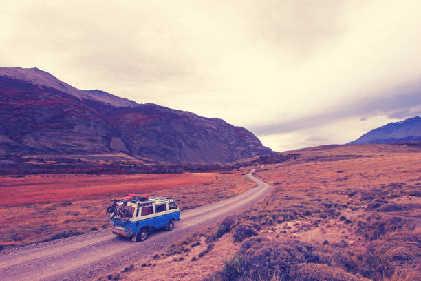 antiguo volkswagen camper vintage hermoso paisaje cerca de paso roballos, efecto de filtro de foto de época de nashville, temperatura de color cálida, argentina - truck semi truck car transporter vehicle trailer fotografías e imágenes de stock