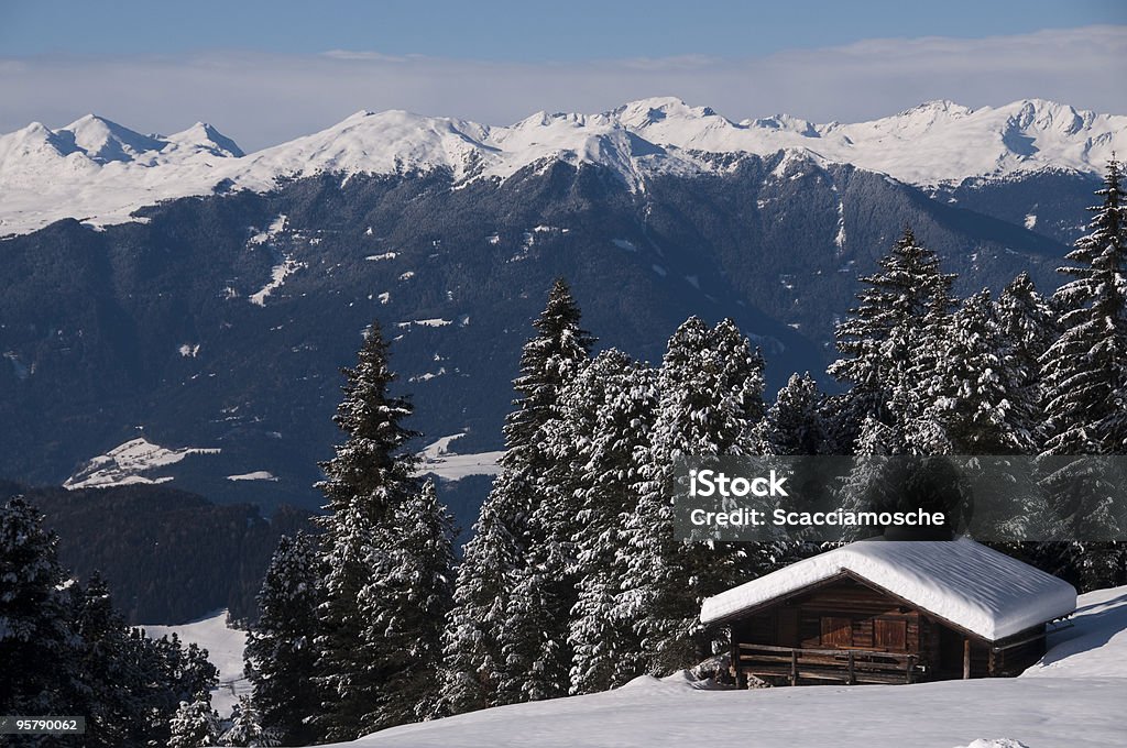 Petite hutte de montagnes avec une vue panoramique sur les montagnes enneigées - Photo de Alpes européennes libre de droits