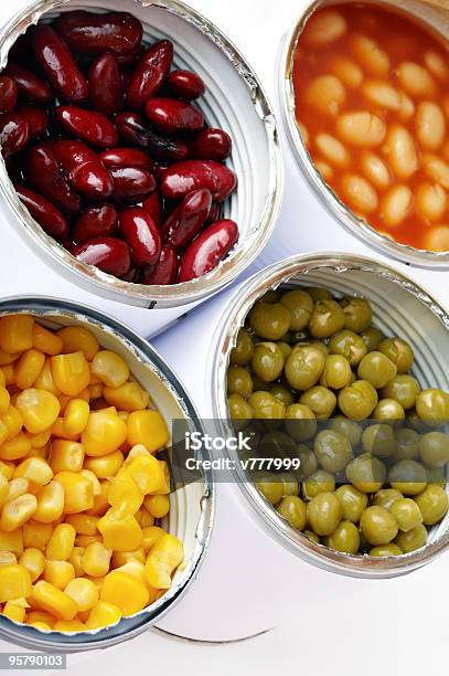 Cuatro Latas De Verduras Foto de stock y más banco de imágenes de Lata - Recipiente - Lata - Recipiente, Guisante, Maíz - Alimento