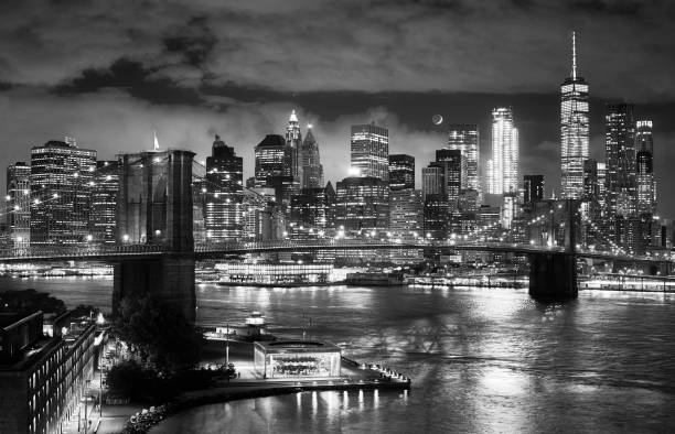 ponte de brooklyn e manhattan à noite, a cidade de nova york. - new york city black and white city looking at view - fotografias e filmes do acervo