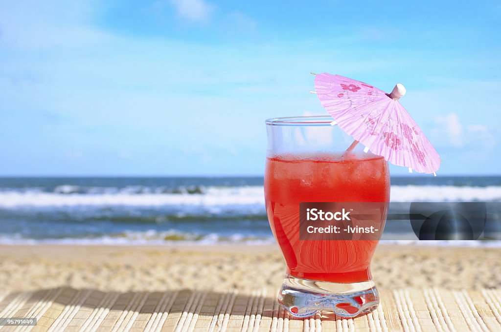 Cocktail sulla spiaggia - Foto stock royalty-free di Cocktail tropicale