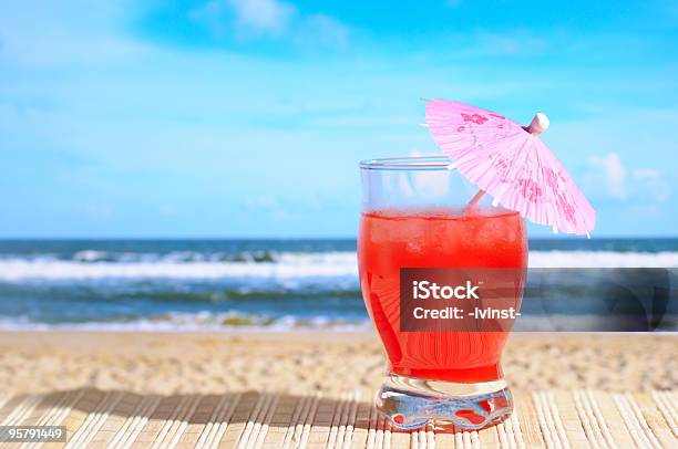 Cocktail Sulla Spiaggia - Fotografie stock e altre immagini di Cocktail tropicale - Cocktail tropicale, Ambientazione esterna, Spiaggia