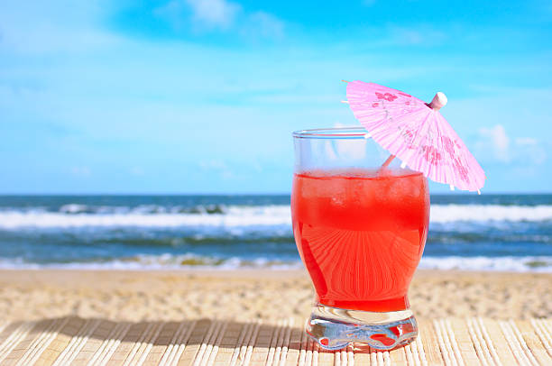 칵테일 플라주 - beach sand drink drink umbrella 뉴스 사진 이미지