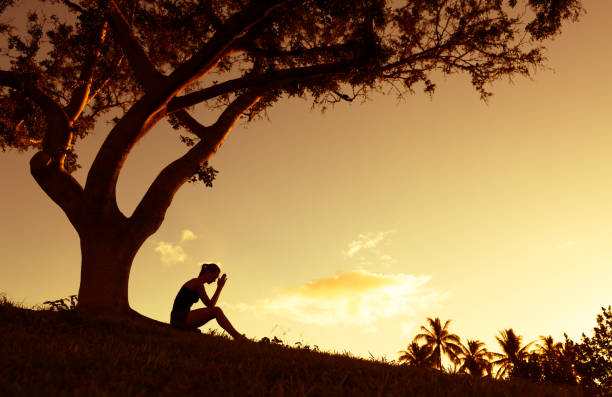 tener un mal día - praying girl fotografías e imágenes de stock