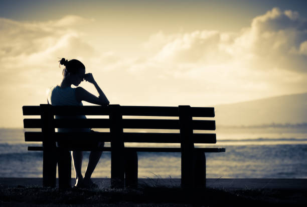 mujer solitaria, sentado solo en un banco - teenage girls women beauty loneliness fotografías e imágenes de stock