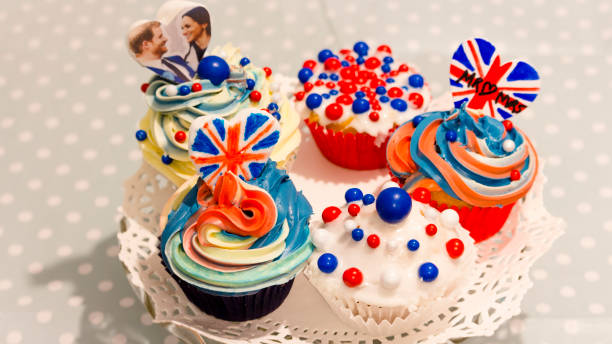 cupcakes de casamento real para celebrar o príncipe harry e meghan markle casamento - royal wedding - fotografias e filmes do acervo
