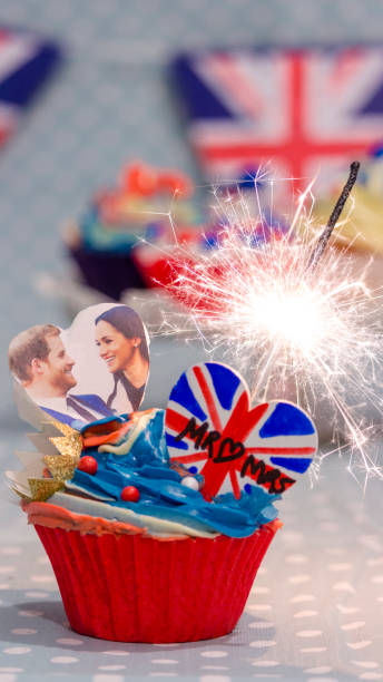 royal wedding cupcakes z okazji ślubu księcia harry'ego i meghan markle - royal wedding zdjęcia i obrazy z banku zdjęć