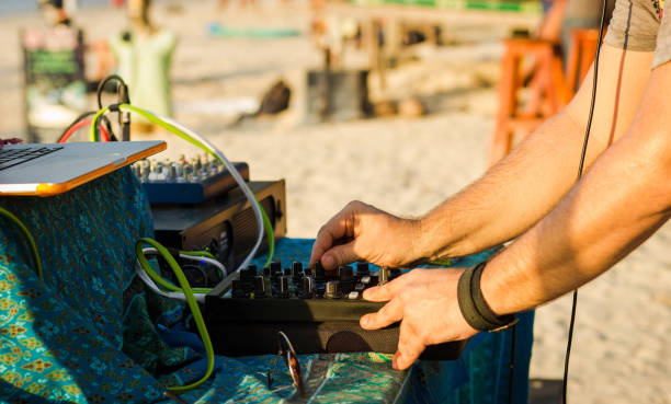 festa in spiaggia al tramonto sull'isola di koh phangan, thailandia - electric mixer sound mixer mixing playing foto e immagini stock