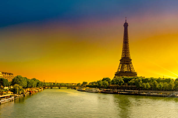 istock Sunset Eiffel tower and Seine river, view form Bir Hakeim bridge at sunrise 957948140