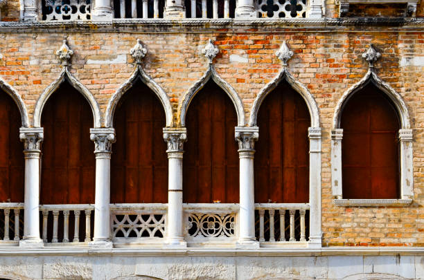 venezia: finestra barocca - venetian lagoon italy flower shutter foto e immagini stock