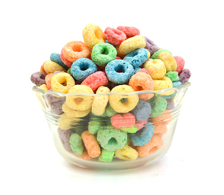 Deliciosa y nutritiva fruta cereal lazos sabroso en recipiente de vidrio blanca, sana y divertida además de habitaciones de niños photo