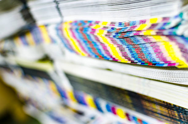 雑誌印刷プリント ショップの紙のスタックのカラーバーの参照 - lithograhic ストックフォトと画像